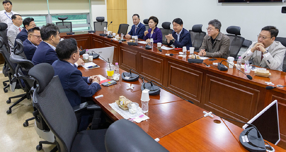 초&middot;재선을 주축으로 한 국민의힘 소장파 모임 '대안과 미래' 이성권 간사를 비롯한 의원들이 25일 국회 의원회관에서 열린 조찬 모임에서 대화하고 있다. [사진=연합뉴스]