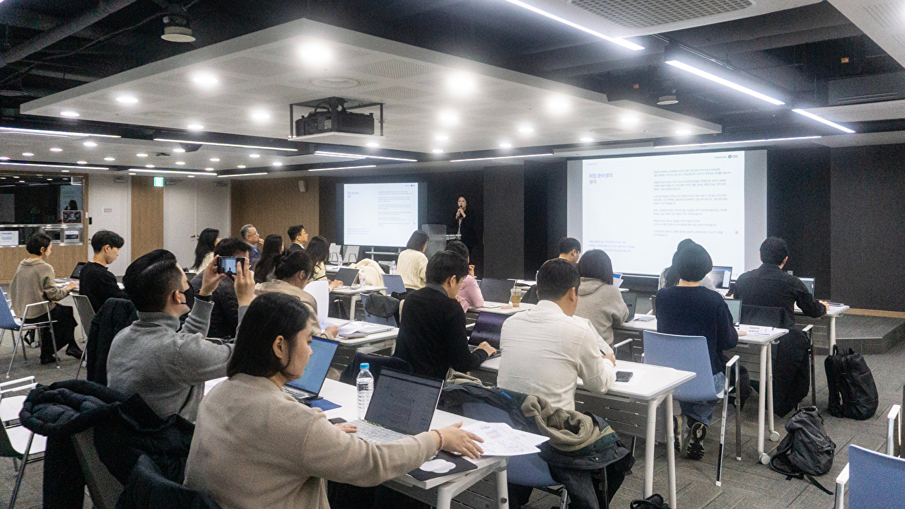 18일 서울 마포구 프론트원에서 열린 간담회에서 현시내 오픈서베이 데이터비즈니스 그룹장이 '스타트업 트렌드리포트 2025'를 발표하고 있다. [사진=스타트업얼라이언스]