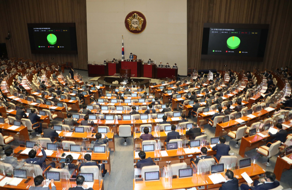 지난해 8월 31일 서울 여의도 국회에서 열린 본회의에서 구글갑질방지법으로 불리는 전기통신사업법 일부개정법률안(인앱결제방지법)이 가결 되고 있다. [사진=김성진 기자]