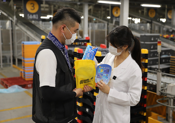 SSG(쓱닷컴)이 물류센터 근무자 건강관리에 나섰다. 사진은 물류센터 근무자가 건강관리를 받고 있는 모습. [사진=SSG]