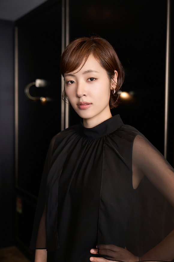 배우 공성하가 영화 '신사: 악귀의 속삭임' 인터뷰에 앞서 포즈를 취하고 있다. [사진=라이브러리컴퍼니]