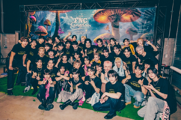 FNC엔터테인먼트 소속 아티스트들이 일본 요코하마 피아 아레나 MM에서 '2025 FNC KINGDOM 10TH ANNIVERSARY - AMAZING WONDERLAND -'(이하 'FNC 킹덤')를 개최하고 단체 사진 촬영을 하고 있다. [사진=FNC엔터테인먼트]