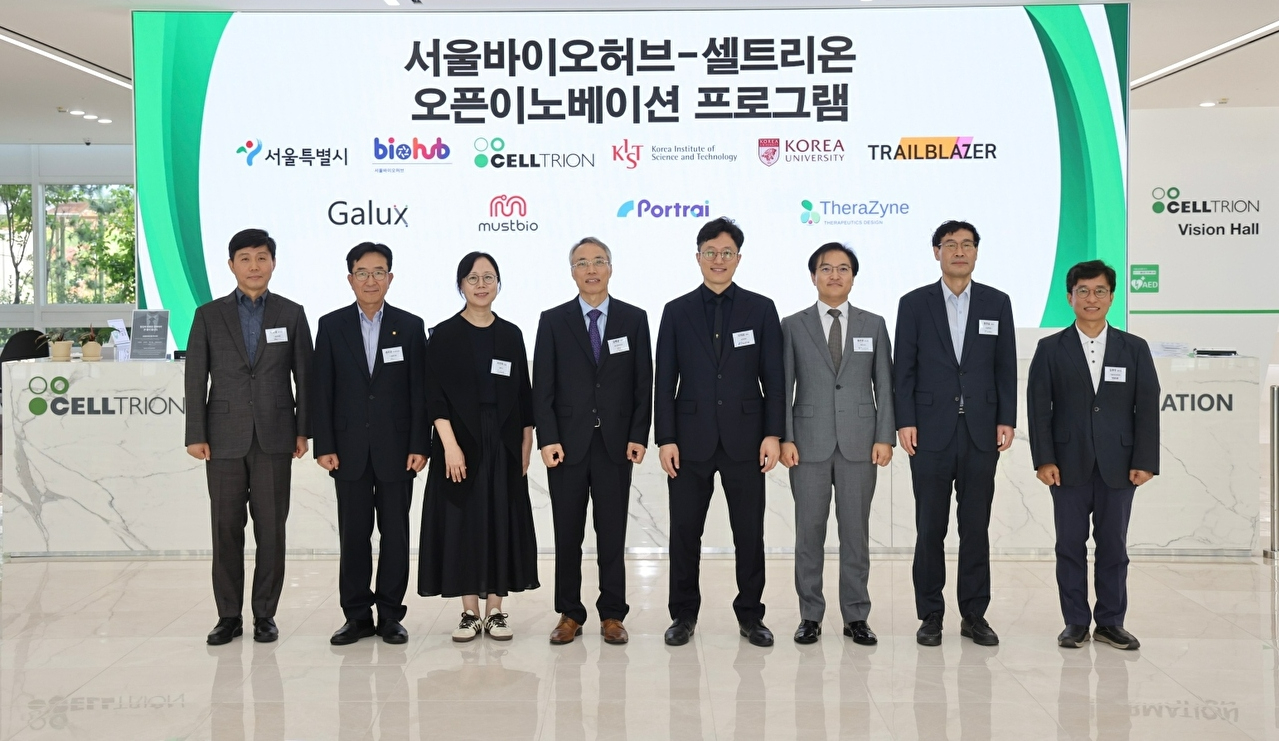(왼쪽부터) 이수영 셀트리온 신약연구본부장, 권기성 셀트리온 연구개발부문장, 석차옥 갤럭스 대표, 김맹섭 머스트바이오 대표, 이대승 포트래이 대표, 홍선우 테라자인 부사장, 정한섭 서울시 첨단산업과장, 김현우 서울바이오허브 센터장이 기념촬영하고 있다. [사진=셀트리온 제공]