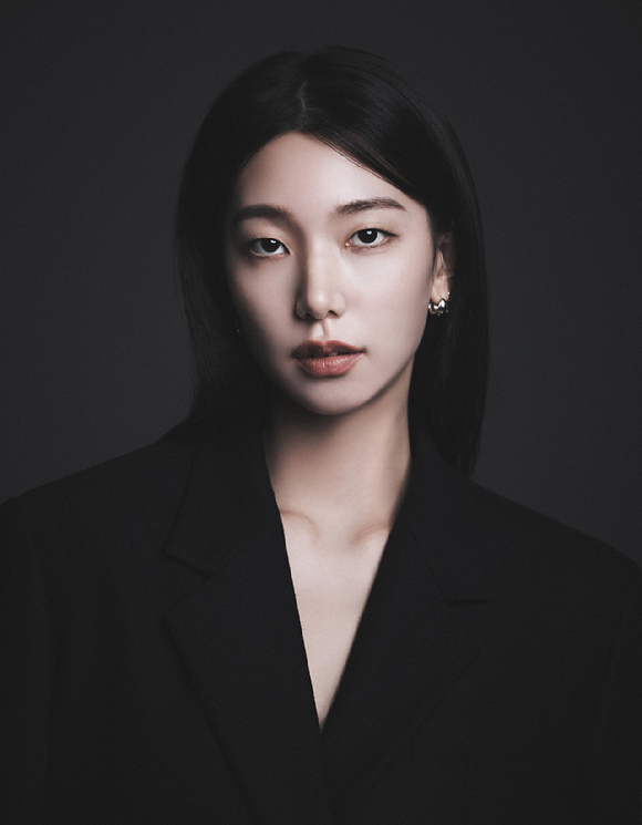 배우 이호정이 넷플릭스 시리즈 '당신이 죽였다' 인터뷰에 앞서 포즈를 취하고 있다. [사진=매니지먼트 레도]