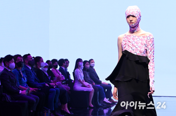 30일 오후 서울 강남구 삼성동 섬유센터에서 열린 '2022 메타패션 쇼케이스 행사'에서 모델들이 런웨이를 하고 있다. [사진=김성진 기자]