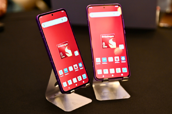 퀄컴이 하와이 마우이에서 열린 스냅드래곤 서밋 2025에서 차세대 모바일 애플리케이션 프로세서(AP)인 스냅드래곤8 엘리트 5세대를 공개했다. 사진은 퀄컴이 스냅드래곤8 엘리트 5세대 벤치마크를 위해 마련한 레퍼런스 스마트폰 모습. [사진=공동취재단]