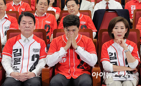 김용태 국민의힘 비상대책위원장이 3일 서울 여의도 국회 도서관에 마련된 국민의힘 개표 상황실에서 제21대 대통령 선거 방송3사 출구조사 결과를 보며 굳은 표정을 짓고 있다. [사진=정소희 기자]