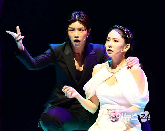 댄서 아이키가 26일 오후 서울 종로구 NOL 유니플렉스에서 열린 뮤지컬 프리다 프레스콜에 참석해 열연하고 있다. [사진=정소희 기자]