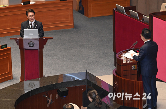 김민석 국무총리가 15일 서울 여의도 국회에서 열린 본회의에서 '정치' 분야 관련 대정부질문에서 더불어민주당 박성준 의원의 질의에 답변하고 있다. [사진=곽영래 기자]