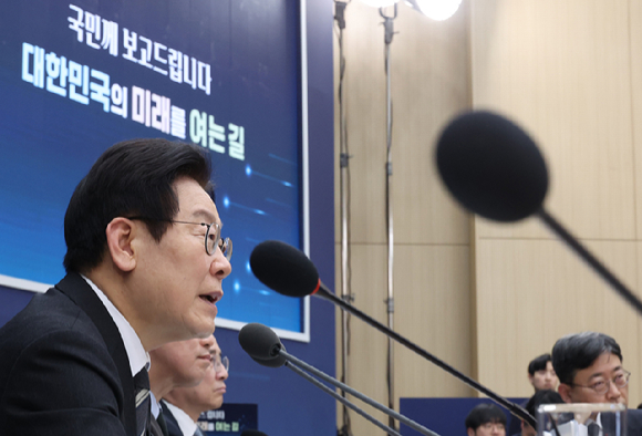 이재명 대통령이 12일 세종시 정부세종컨벤션센터에서 열린 국토교통부 업무보고에서 발언하고 있다. 2025.12.12 [사진=연합뉴스]