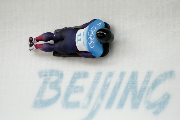 윤성빈이 10일(현지시간) 중국 베이징 옌칭의 국립 슬라이딩 센터에서 열린 2022 베이징 동계올림픽 남자 스켈레톤 1차 시기 경기를 펼치고 있다 [사진=뉴시스]