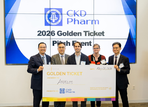 20일 미국 보스턴에서 열린 '2026 CKD 팜 골든티켓' 행사에서 김재순 종근당 부사장, 데브라 피티 박사, 루시아노 산톨라니 아펠로스 바이오사이언스 최고기술책임자, 김선홍 종근당 연구기획실장, 김호원 CKD USA 법인장이 기념촬영을 하고 있다. [사진=종근당 제공]