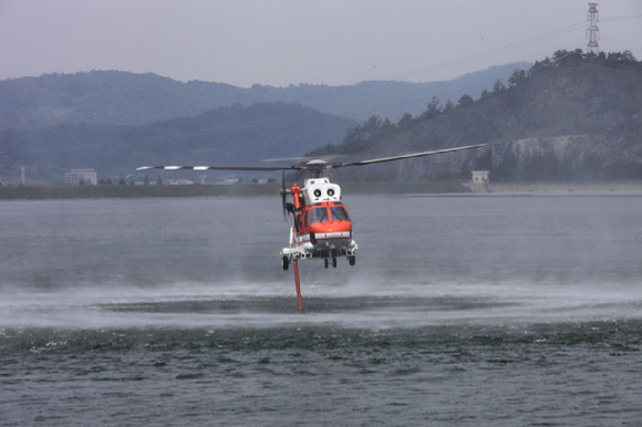 최대 2.5톤까지 물을 담을 수 있는 수리온 산불진화 헬기. [사진=KAI]