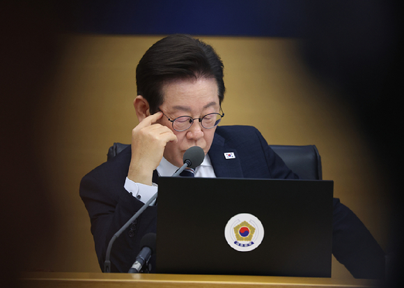 이재명 대통령이 16일 정부세종청사에서 열린 제42회 국무회의에서 참석자 발언을 들으며 자료를 살펴보고 있다. 2025.9.16 [사진=연합뉴스]