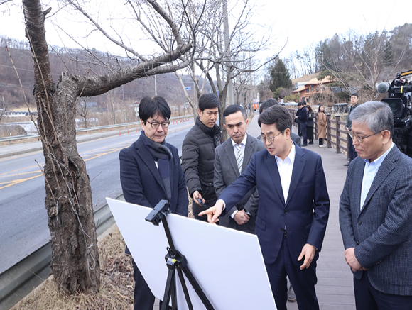 김동연 경기도지사가 27일 오전 김용관 삼성전자 사장(맨 오른쪽), 박호현 SK하이닉스 부사장(오른쪽 세번째)과 함께 용인시 지방도 321호선 확포장 공사 현장을 찾아 용인 반도체 클러스터 도로 건설 계획을 점검하고 있다. [사진=경기도청]