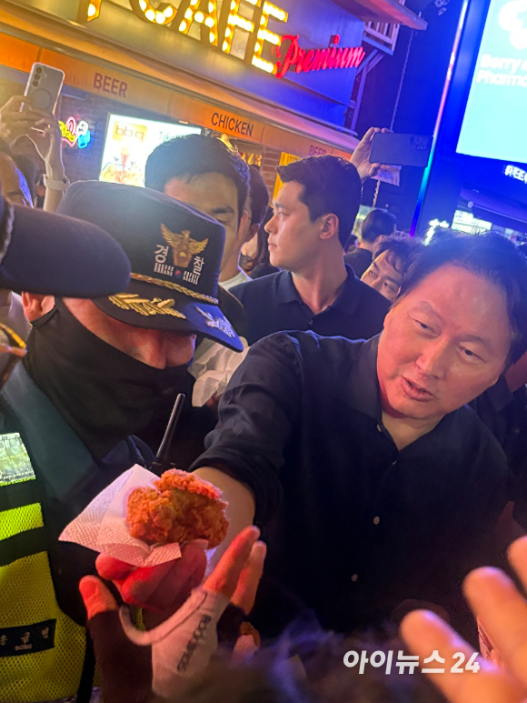 젠슨 황 엔비디아 최고경영자(CEO)가 5일 서울 마포구 서교동의 한 고깃집에서 최태원 SK회장, 구광모 LG회장, 이해진 네이버 의장과 삼겹살 회동을 마치고 기념촬영을 하고 있다. [사진=곽영래 기자]