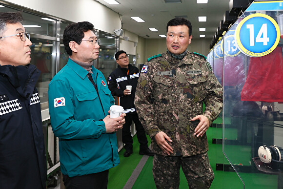 이상일 용인시장이 26일 처인구 운학동 예비군 과학화 훈련장 시설을 점검하고 있다. [사진=용인시]