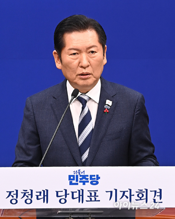 더불어민주당 정청래 대표가 26일 서울 여의도 국회에서 열린 기자회견에서 발언하고 있다. [사진=곽영래 기자]