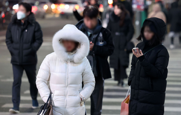 서울시가 내년 3월 15일까지 4개월간 '한파종합대책'을 마련하고 본격적인 추진에 들어간다. 사진은 한파가 이어졌던 지난 1월 24일 저녁 서울 중구 명동에서 시민들이 길을 걷고 있는 모습. [사진=뉴시스]