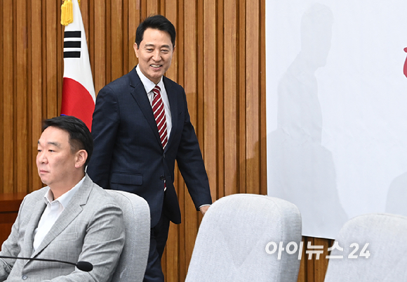 오세훈 서울시장이 14일 서울 여의도 국회에서 열린 원내대책회의에 참석하고 있다. [사진=곽영래 기자]