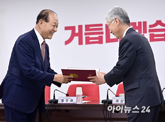 황우여 국민의힘 비상대책위원장이 4일 오전 서울 여의도 국민의힘 중앙당사에서 열린 당헌당규개정특위 임명장수여식 및 1차 회의에서 여상규 당헌당규 개정 특별위원회 위원장과 기념촬영을 하고 있다. [사진=곽영래 기자]