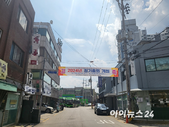 11일 성수전략정비구역 내 거리에 총회 개최를 알리는 현수막이 걸려 있다. [사진=이수현 기자]