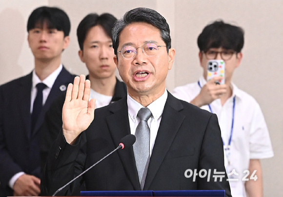 김승원 법무부 장관 후보자가 15일 서울 여의도 국회 법제사법위원회에서 열린 인사청문회에서 선서를 하고 있다. [사진=곽영래 기자]