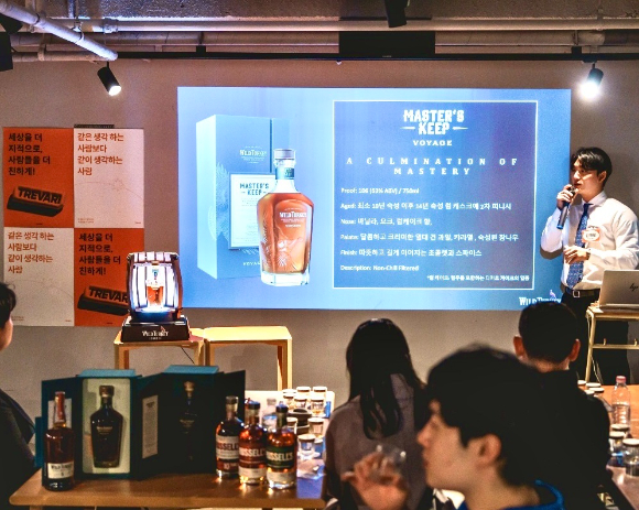 캄파리코리아가 지난 4월 트레바리 회원을 대상으로 와일드 터키와 러셀 리저브 중심의 버번 위스키 클래스를 진행했다. [사진=캄파리코리아]