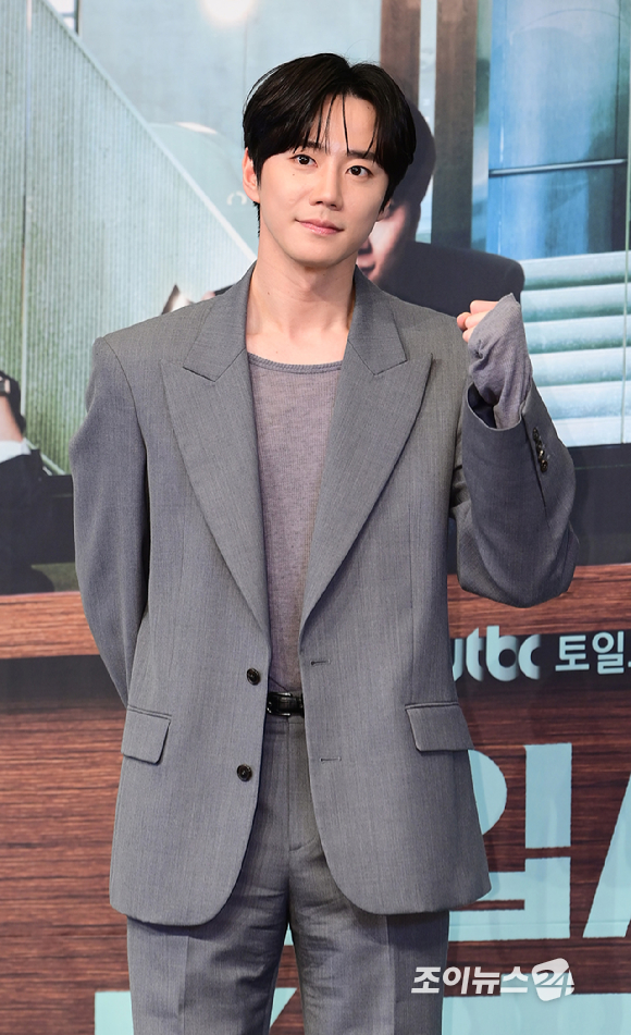 배우 이준영이 28일 오후 서울 구로구 신도림동 더링크서울 트리뷰트 포트폴리오 호텔에서 열린 JTBC 새 토일드라마 '신입사원 강회장' 제작발표회에 참석하고 있다. [사진=정소희 기자]