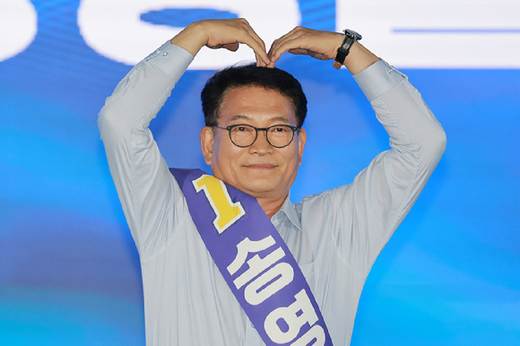 더불어민주당 김민석 당 대표 후보가 16일 경기 고양시 킨텐스에서 열린 민주당 대표&middot;최고위원 후보자 서울 합동연설회에 입장해 인사하고 있다. 2026.8.16 [사진=연합뉴스]