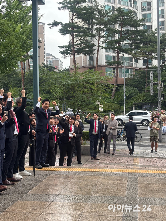 롯데건설 오일근 대표(오른쪽)가 최민호 상무(왼쪽)와 함께 5일 강남구 역삼동에서 진행된 성수4지구 재개발 시공사 선정 총회 현장에 입장하고 있다. [사진=김민지 기자]
