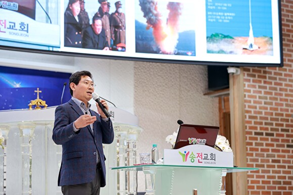 26일 경기도 용인시 처인구 이동읍 송전교회에서 이상일 용인시장이 용인기독교총연합회 관계자들을 대상으로 안보특강을 진행하고 있다. [사진=용인시]