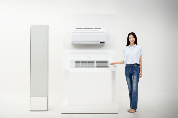 삼성전자 모델이 실외기 1대로 스탠드, 벽걸이, 천장형까지 최대 3개 연결이 가능한 신개념 홈멀티 제품 '비스포크 무풍에어컨 핏홈'을 소개하고 있는 모습 [사진=삼성전자]