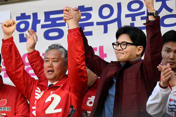 한동훈 국민의힘 비상대책위원장이 15일 오후 광주 동구 충장로에서 광주 광산갑 김정현 후보를 시민들에게 소개하고 있다. [사진=뉴시스]