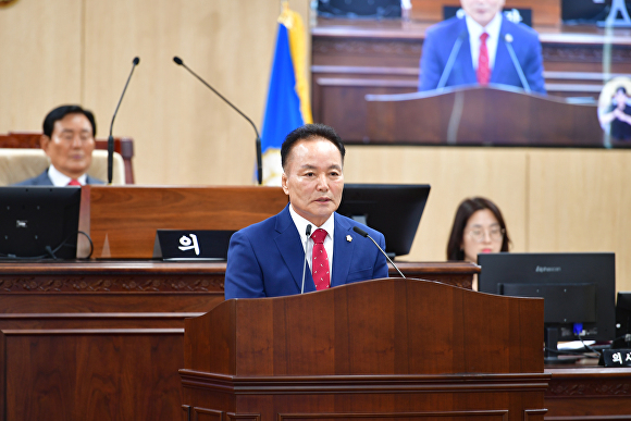 후반기 청주시의장으로 뽑힌 4선의 국민의힘 김현기 의원이 25일 청주시의회 본회의장에서 당선인사를 하고 있다. [사진=청주시의회]