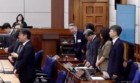 윤석열 전 대통령이 12일 서울 서초구 서울중앙지방법원에서 열린 일반이적 및 직권남용권리행사방해 혐의 1심 선고 공판에 출석하고 있다. 2026.6.12 [서울중앙지법 제공. 재판매 및 DB 금지] [사진=연합뉴스]