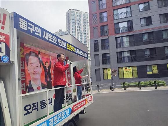 최은석 후보가 9일 아파트 단지 앞에서 '벽치기 유세'를 하고 있다. [사진=최은석 후보 사무실]