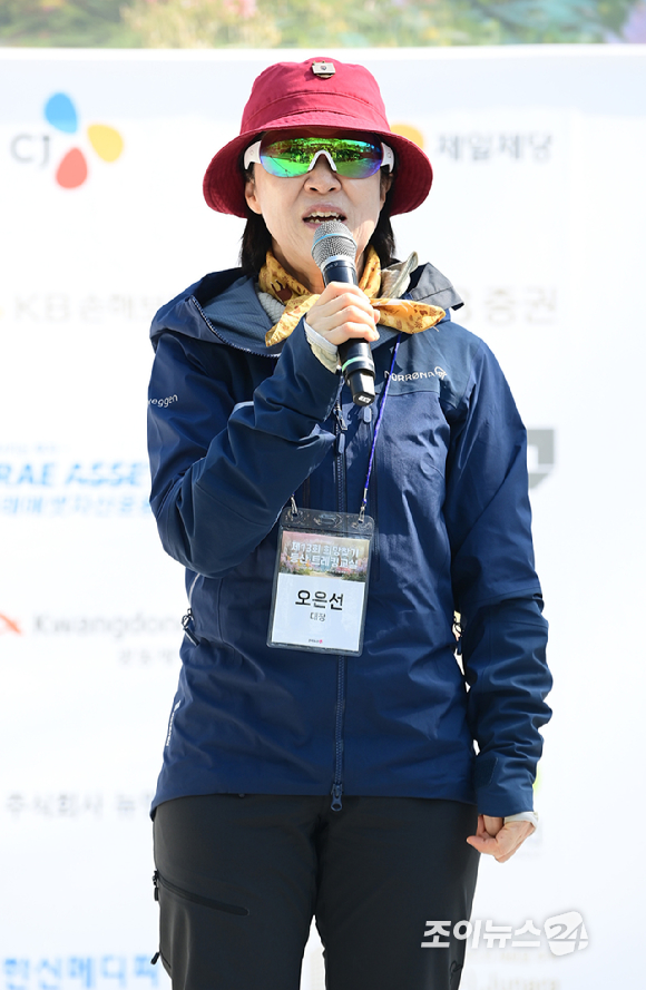 오은선 대장이 25일 서울 강북구 우이동 만남의 광장에서 열린 산악인 오은선 대장과 함께하는 '제13회 희망찾기 등산&middot;트레킹 교실' 개막식에서 '산이 가르쳐준 함께 걷는 온기'를 주제로 특강을 하고 있다. [사진=정소희 기자]