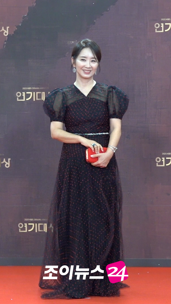 배우 윤유선이 31일 오후 서울 여의도 KBS에서 열린 '2025 KBS 연기대상' 레드카펫 포토월 행사에서 포즈를 취하고 있다. [사진=문수지 기자]