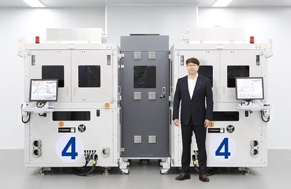 한미반도체 곽동신 회장과 HBM4 전용 장비 'TC 본더 4' [사진=한미반도체]