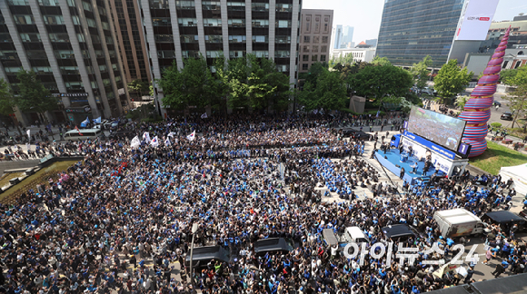 이재명 더불어민주당 대선 후보가 6·3 대통령선거 공식 선거운동 첫날인 12일 '빛의 혁명'을 상징하는 공간인 서울 광화문 청계광장에서 첫 유세를 시작하고 있다. [사진=곽영래 기자]