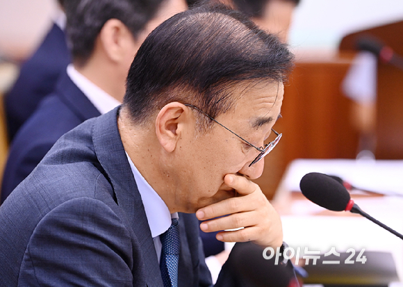김윤덕 국토교통부 장관이 11일 서울 여의도 국회에서 열린 국토교통위원회 전체회의에서 자료를 살펴보고 있다. [사진=곽영래 기자]