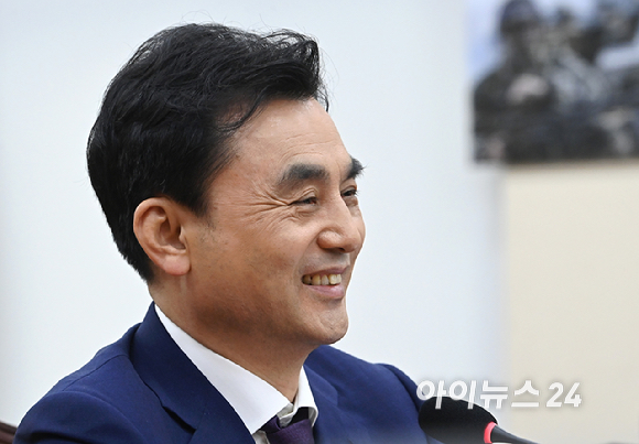 안규백 국방부 장관 후보자가 15일 서울 여의도 국회에서 열린 국방위원회의 인사청문회에서 미소를 짓고 있다. [사진=곽영래 기자]