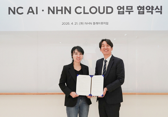 (왼쪽) 이연수 NC AI 대표, 김동훈 NHN 클라우드 대표가 21일 NHN 플레이뮤지엄 사옥에서 업무협약을 체결한 후 기념촬영을 하고 있다. [사진=NC AI]