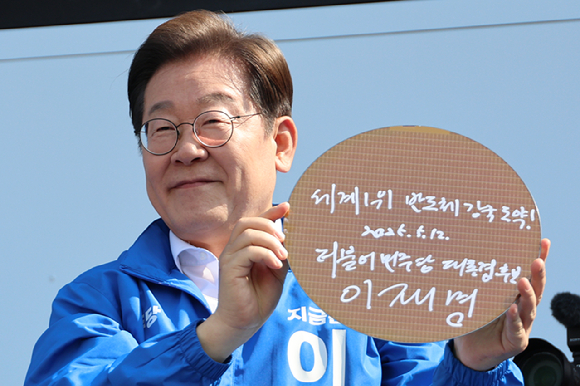 이재명 더불어민주당 대선 후보가 6·3 대통령선거 공식 선거운동 첫날인 12일 '빛의 혁명'을 상징하는 공간인 서울 광화문 청계광장에서 연설을 하고 있다. [사진=곽영래 기자]