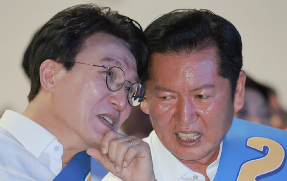 더불어민주당 김민석&middot;정청래&middot;송영길 당 대표 후보가 15일 전남광주 나주시 나주종합스포츠파크 다목적체육관에서 열린 민주당 대표&middot;최고위원 전남광주 합동연설회에 참석해 기념 촬영하고 있다. 2026.8.15 [사진=연합뉴스]