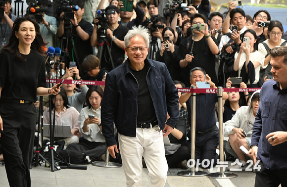 젠슨 황 엔비디아 최고경영자(CEO)가 5일 오후 전세기를 통해 서울김포비즈니스항공센터로 입국해 취재진과 인터뷰를 갖고 있다. [사진=정소희 기자]