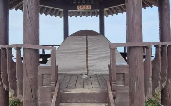 제주 현사포구 앞 정자에 캠핑 탁자와 의자를 가져온 관광객들이 논란이 됐다. [사진=보배드림]