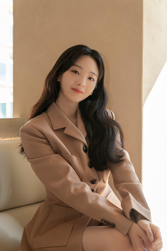 배우 조이현이 영화 '동감' 인터뷰에 앞서 포즈를 취하고 있다. [사진=고고스튜디오]