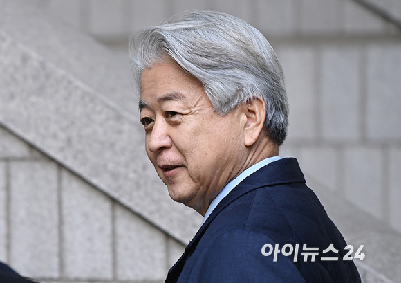 불법 정치자금 받은 혐의를 받는 노웅래 전 더불어민주당 의원이 26일 서울중앙지법에서 열린 1심 선고 공판에 출석하고 있다. [사진=곽영래 기자]